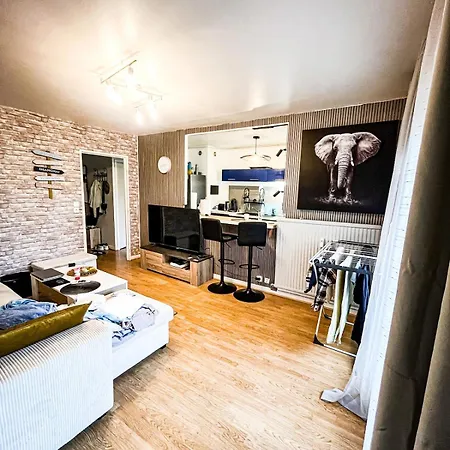 Apartment Beautiful 2-bedroom With Balcony And Free Parking *