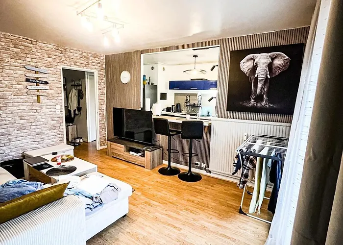 Apartment Beautiful 2-bedroom With Balcony And Free Parking *