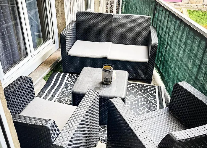 Beautiful 2-bedroom With Balcony And Free Parking *